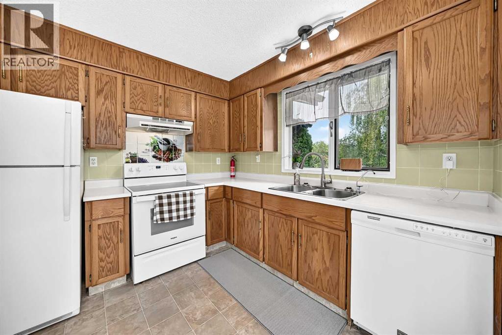 35 Cowan Close, Red Deer, Alberta  T4P 2X2 - Photo 5 - A2340958