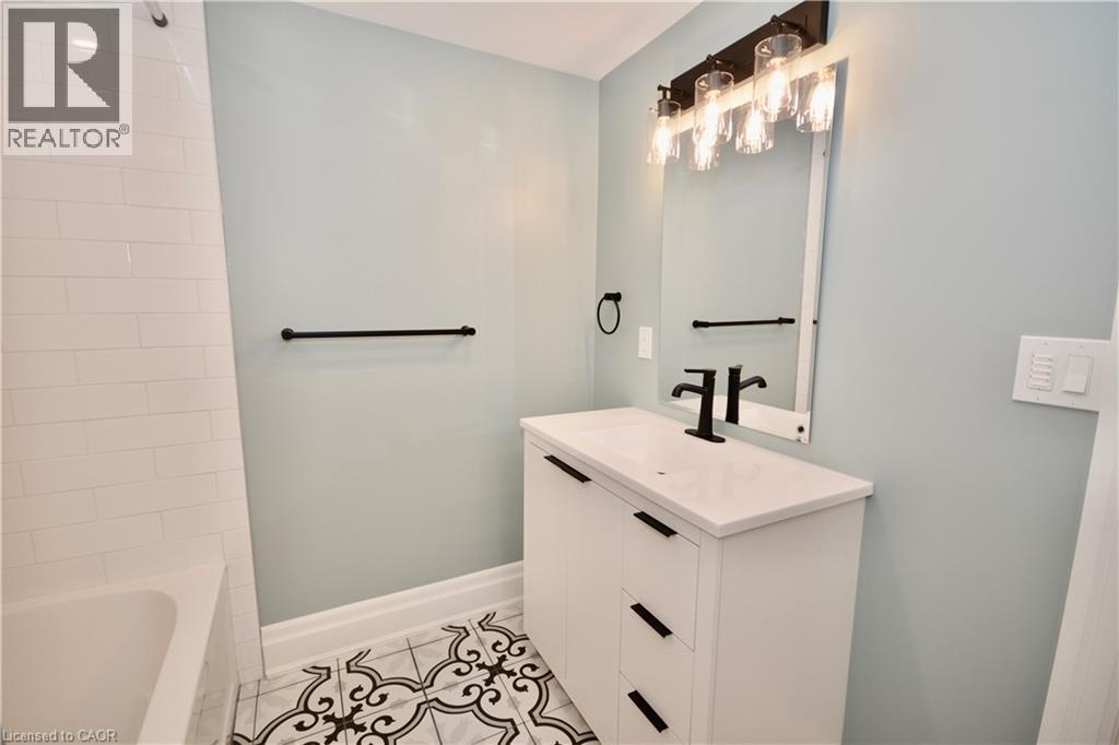 17 INVERNESS Avenue W Unit# Lower photo 12
