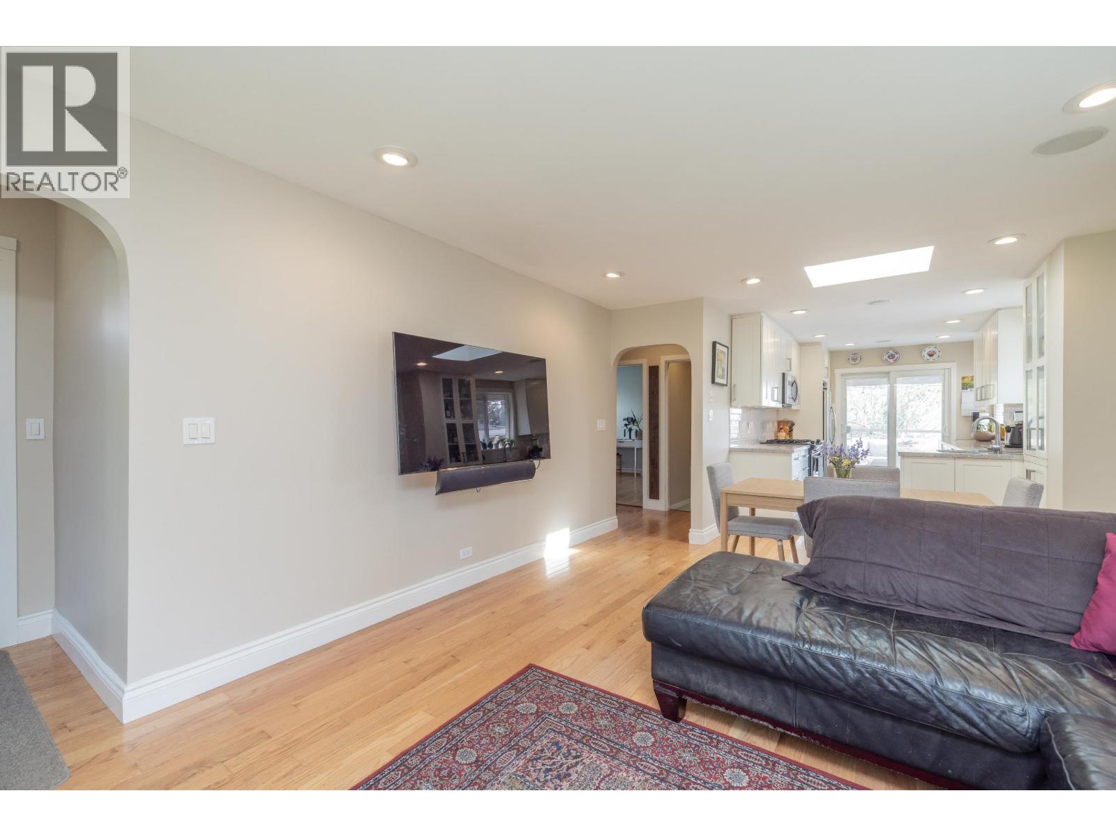 1119 Cloverley Street Street, North Vancouver, British Columbia  V7L 1N7 - Photo 6 - R3164858