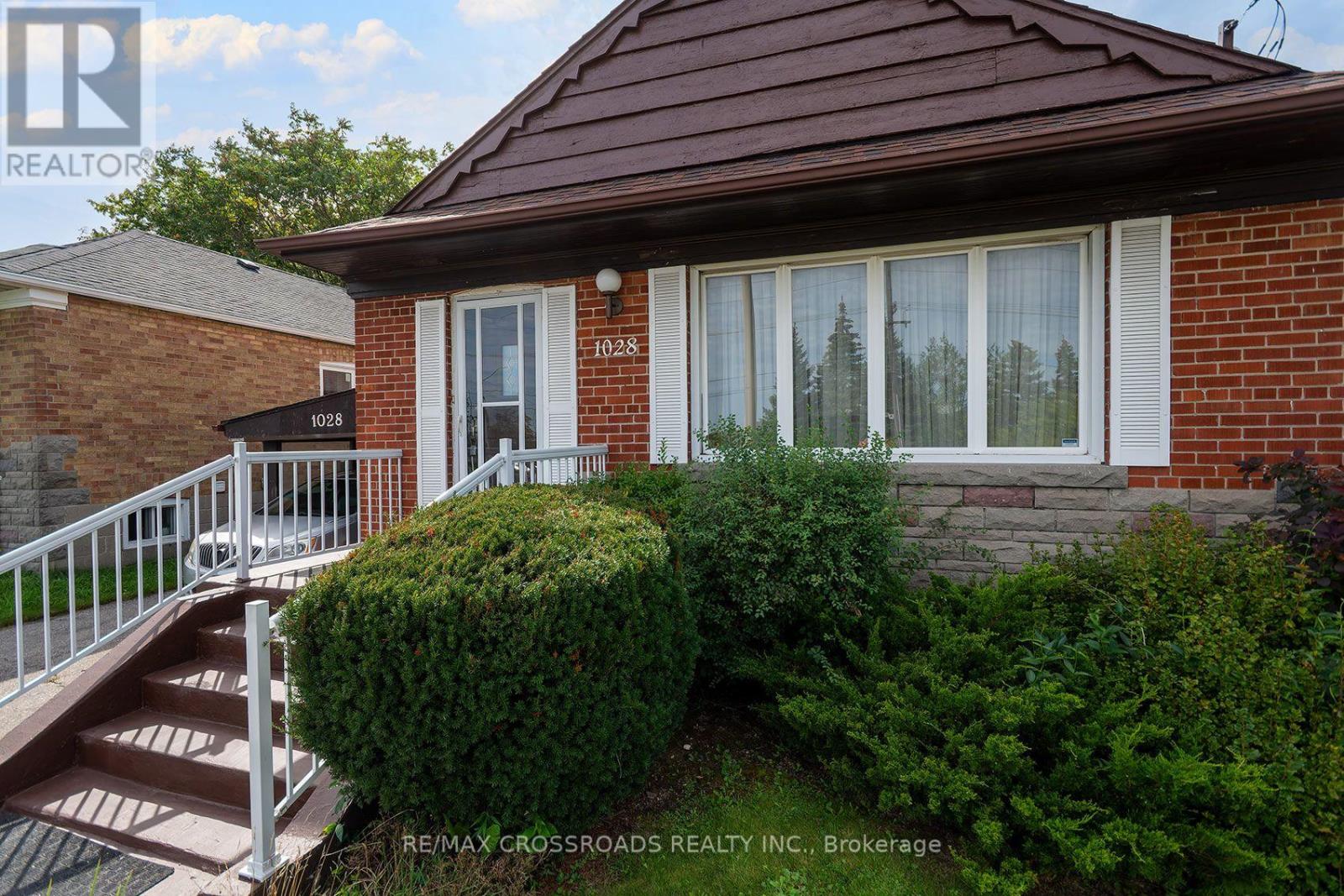 1028 Kennedy Road, Toronto, Ontario  M1P 2K6 - Photo 3 - E13780468