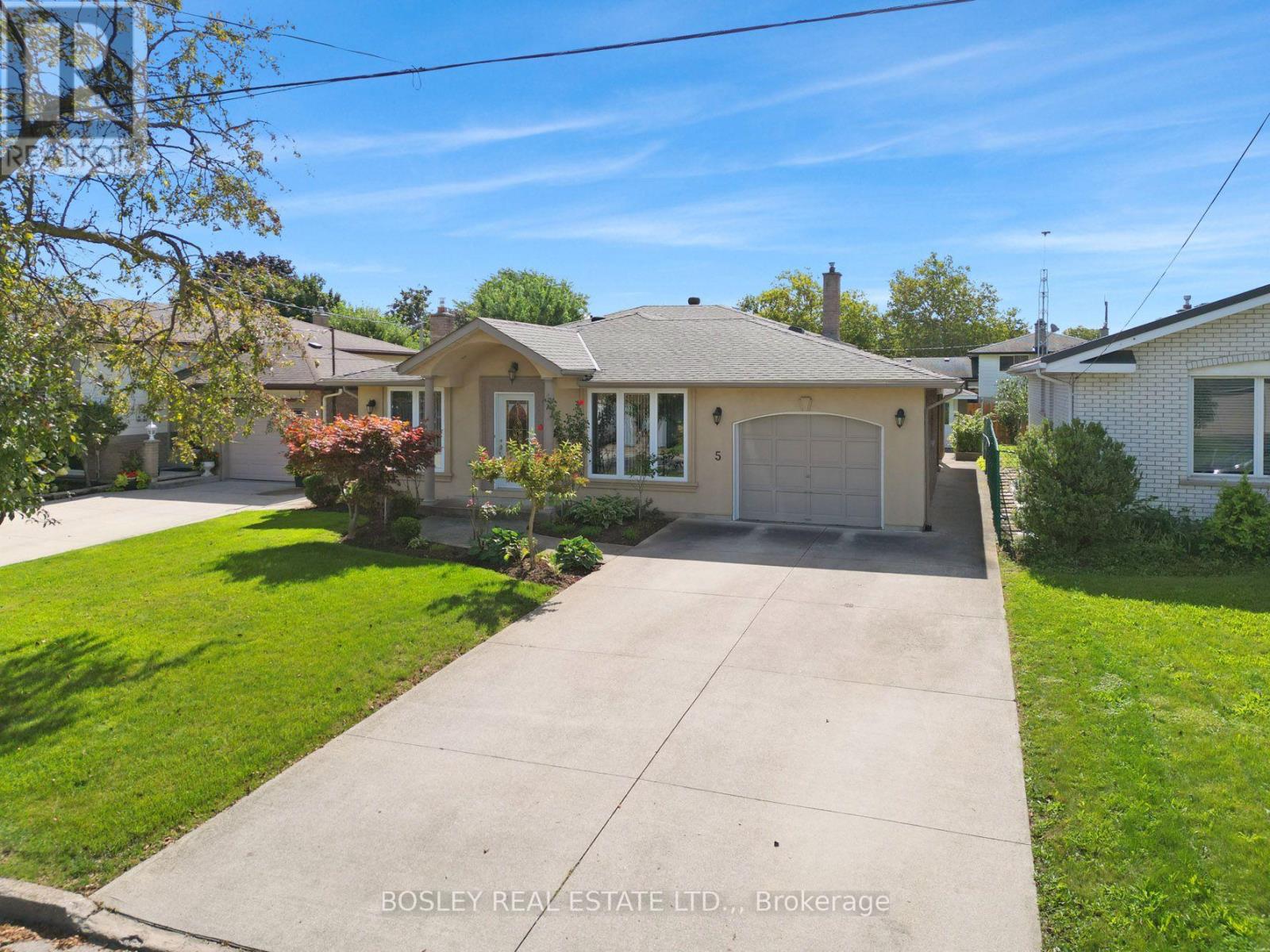 5 Bendingroad Crescent, St. Catharines (Lakeport), Ontario L2N 5R4 - Photo 1 - X13780908