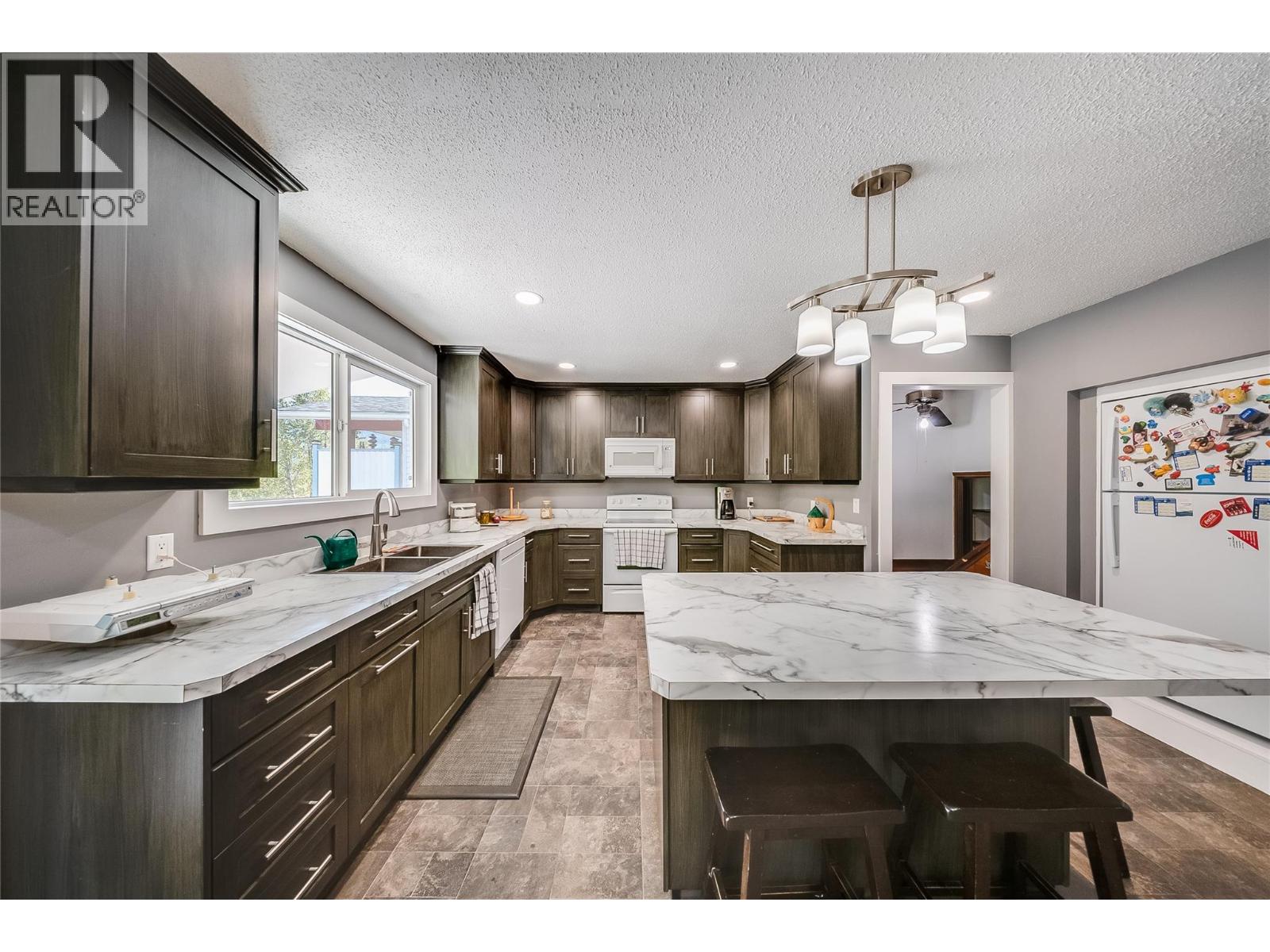 1762 First Street, Fruitvale, British Columbia  V0G 1L0 - Photo 4 - 10400194