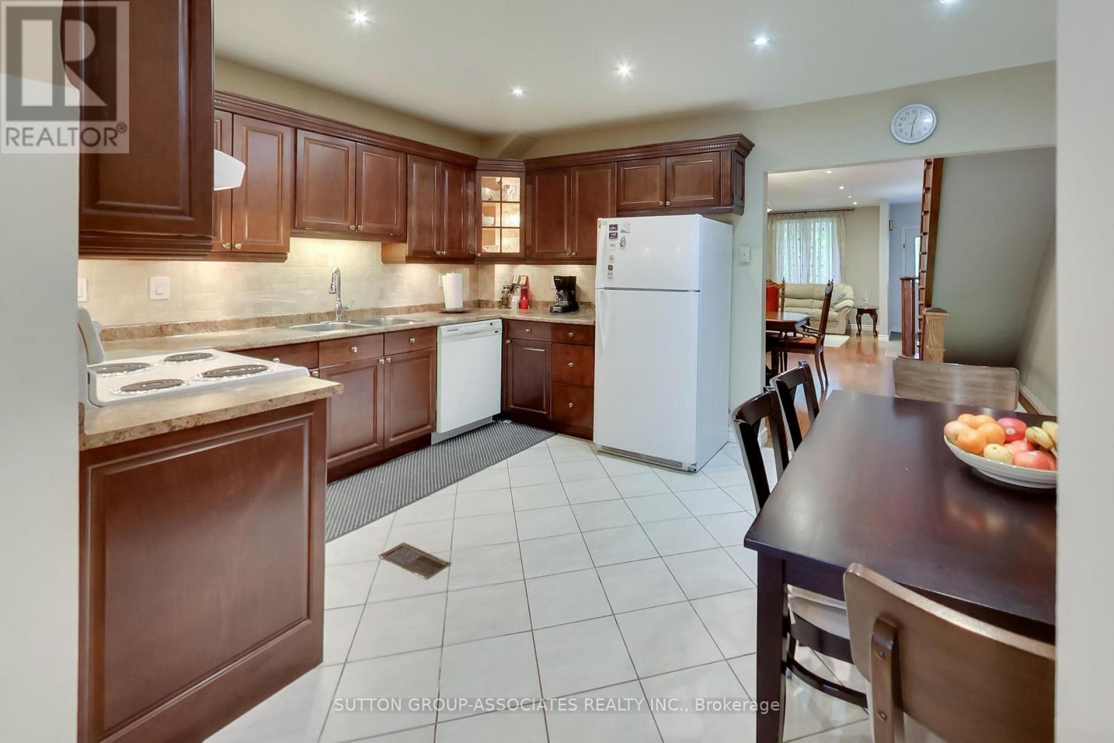 82 Helena Avenue, Toronto, Ontario  M6G 2H2 - Photo 12 - C13780896