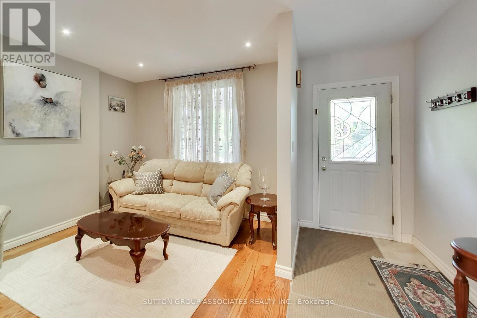 82 Helena Avenue, Toronto, Ontario  M6G 2H2 - Photo 4 - C13780896