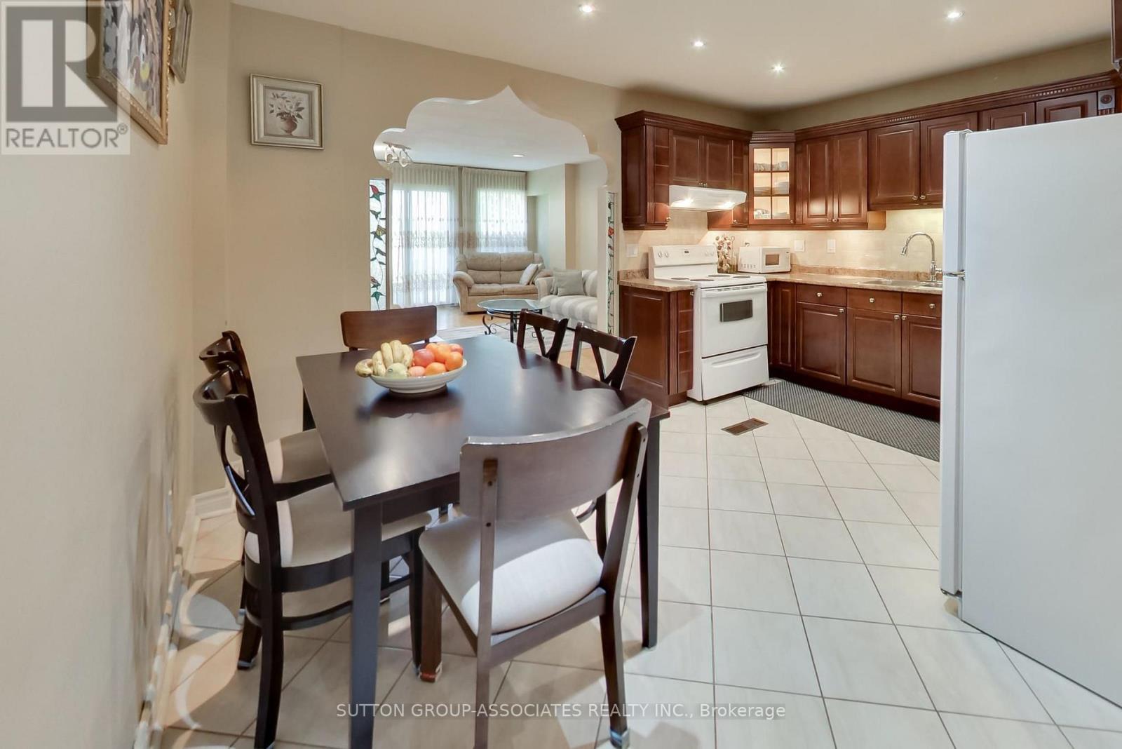 82 Helena Avenue, Toronto, Ontario  M6G 2H2 - Photo 7 - C13780896