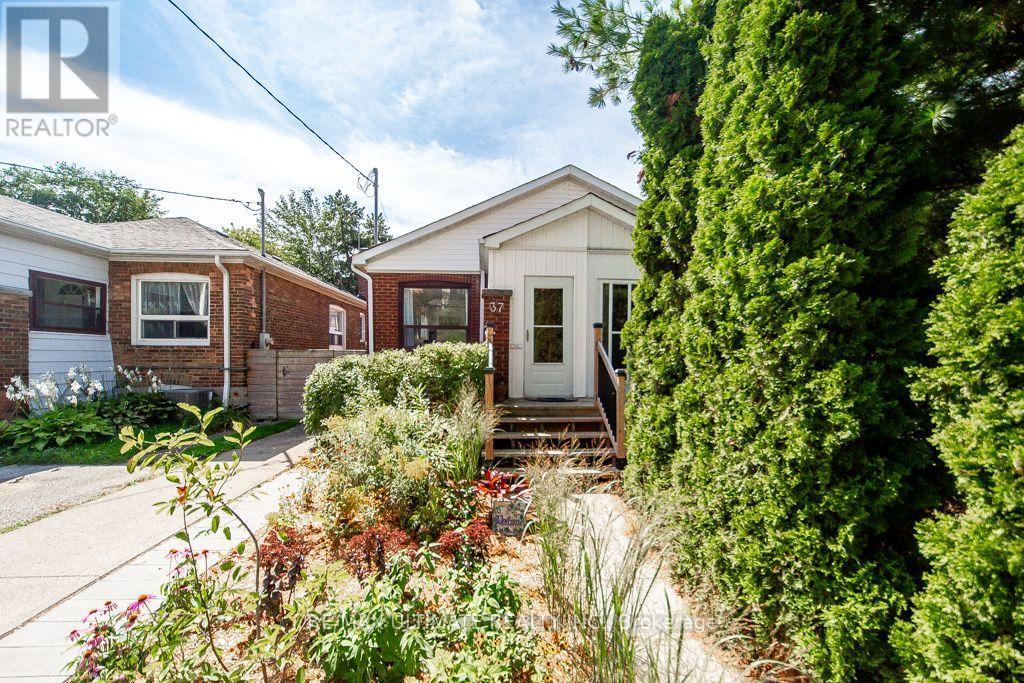 37 Gowan Avenue, Toronto, Ontario  M4K 2C8 - Photo 2 - E13780860