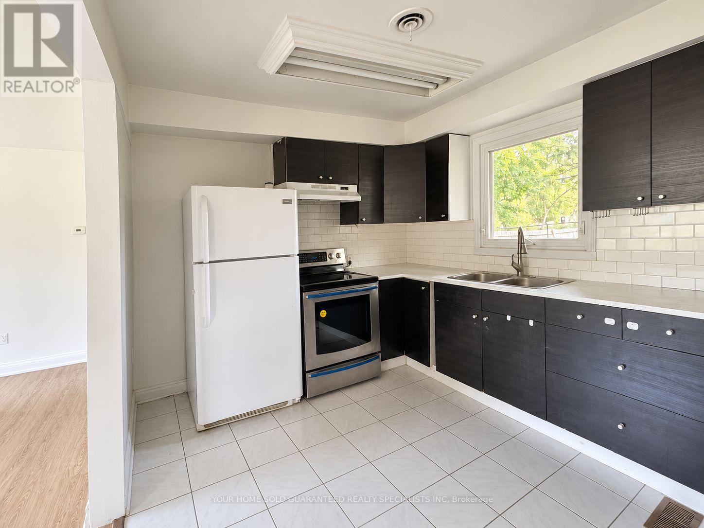 11 Railway Street, Vaughan (Maple), Ontario  L6A 1P6 - Photo 3 - N13780728