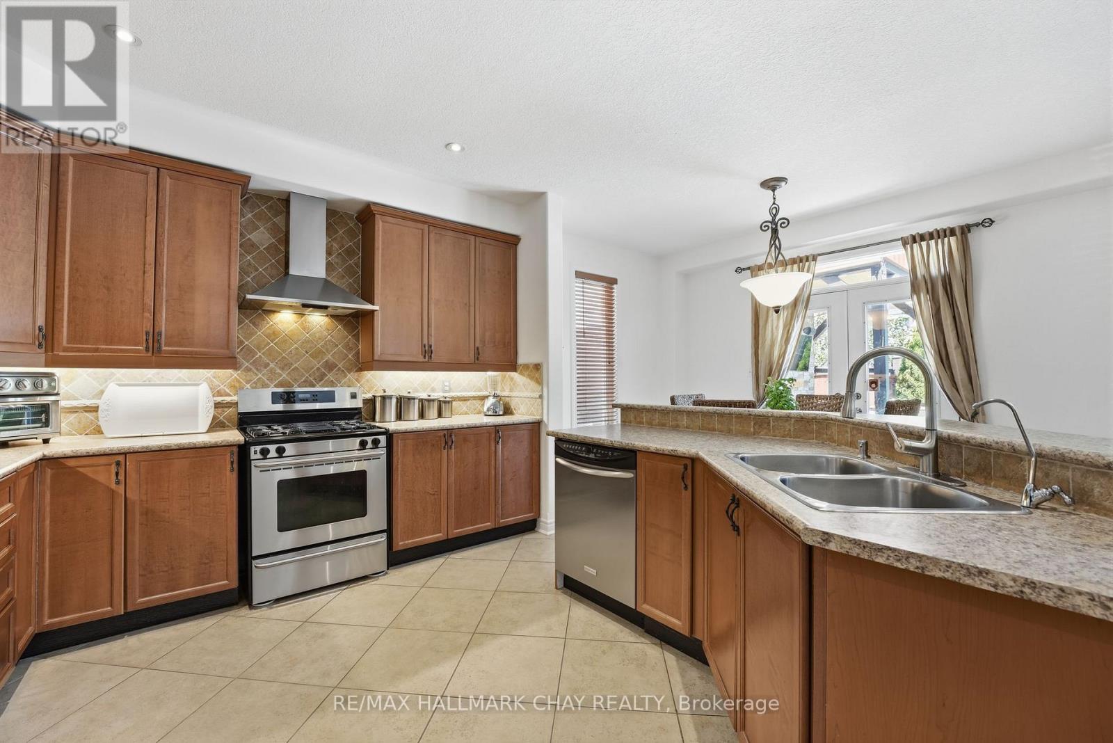 12 Parisian Crescent, Barrie (Innis-Shore), Ontario  L4N 0Y9 - Photo 7 - S13780712