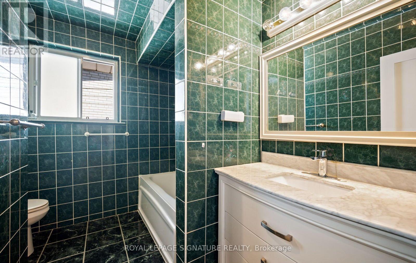 14 Dixington Crescent, Toronto, Ontario  M9P 2M1 - Photo 19 - W13781016