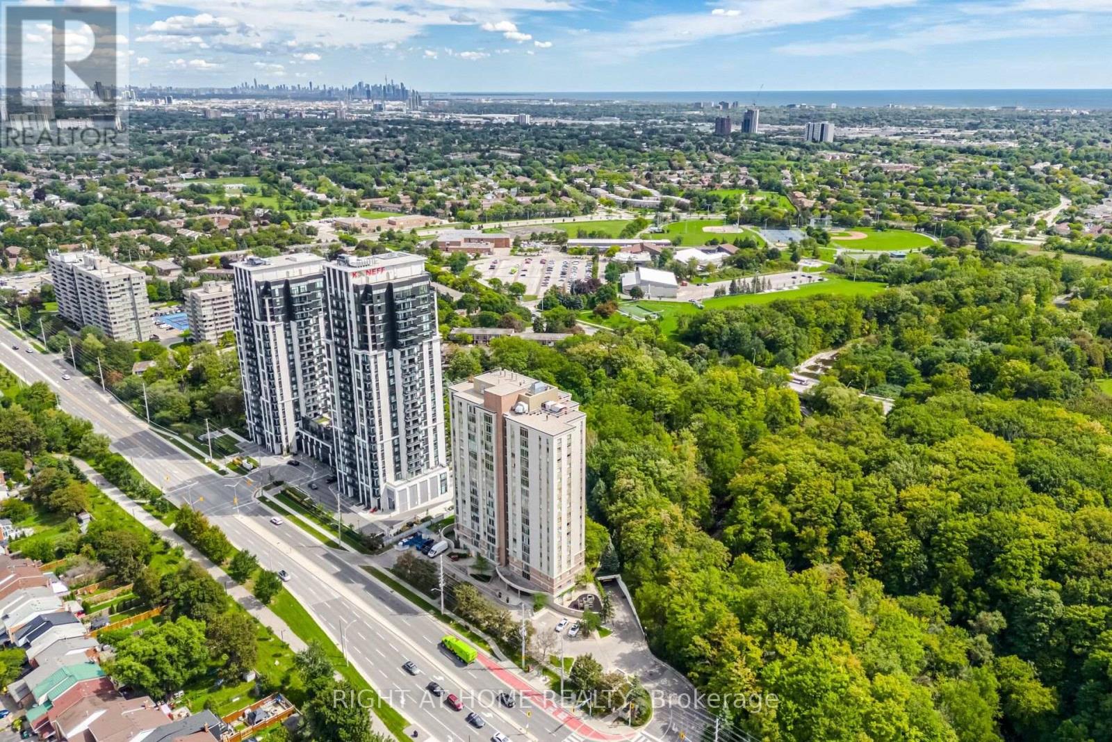 1106 - 200 Burnhamthorpe Road E, Mississauga, Ontario  L5A 4L4 - Photo 2 - W13781024