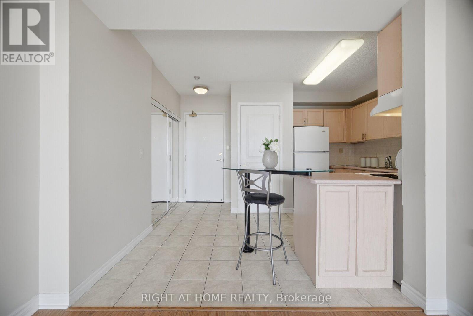 1106 - 200 Burnhamthorpe Road E, Mississauga, Ontario  L5A 4L4 - Photo 7 - W13781024