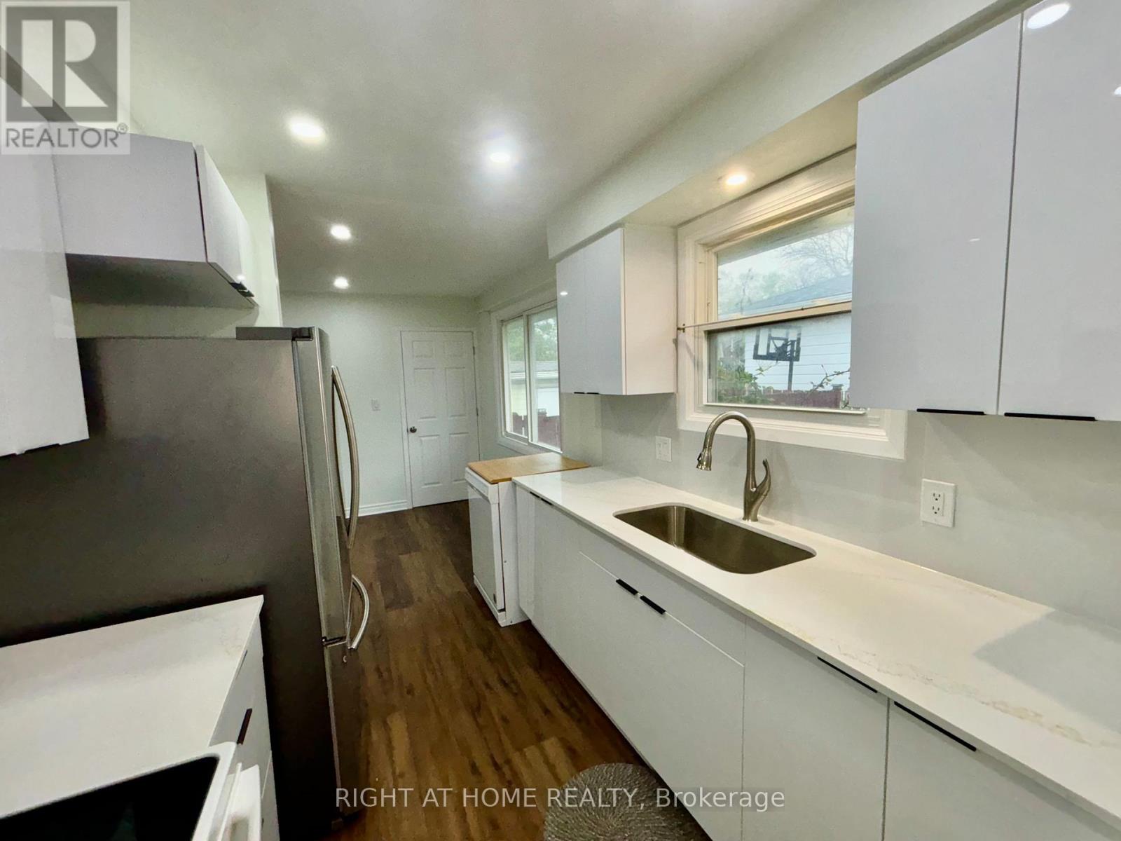 8158 Paddock Trail Drive, Niagara Falls, Ontario  L2H 1X3 - Photo 6 - X13780722