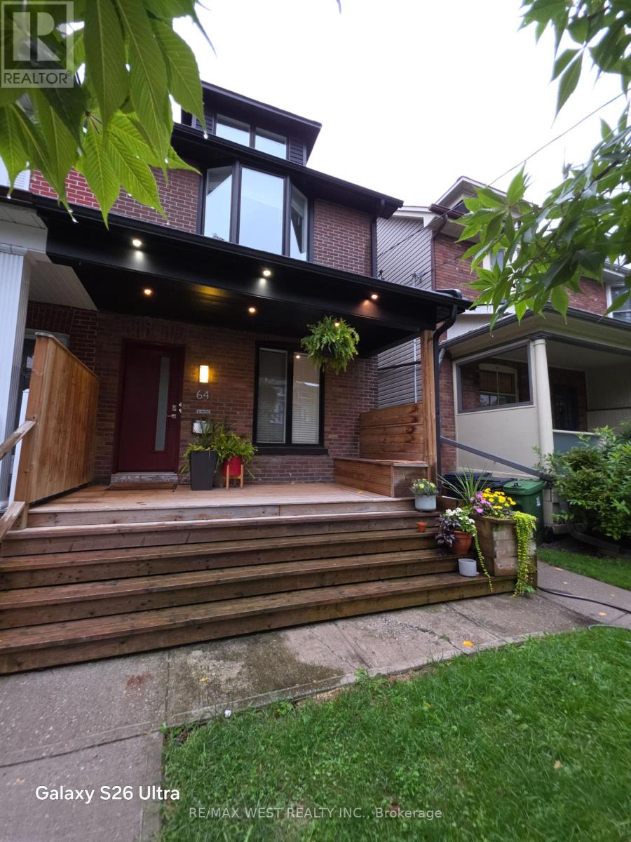 1 - 64 Galt Avenue, Toronto, Ontario  M4M 2Z1 - Photo 3 - E13781122