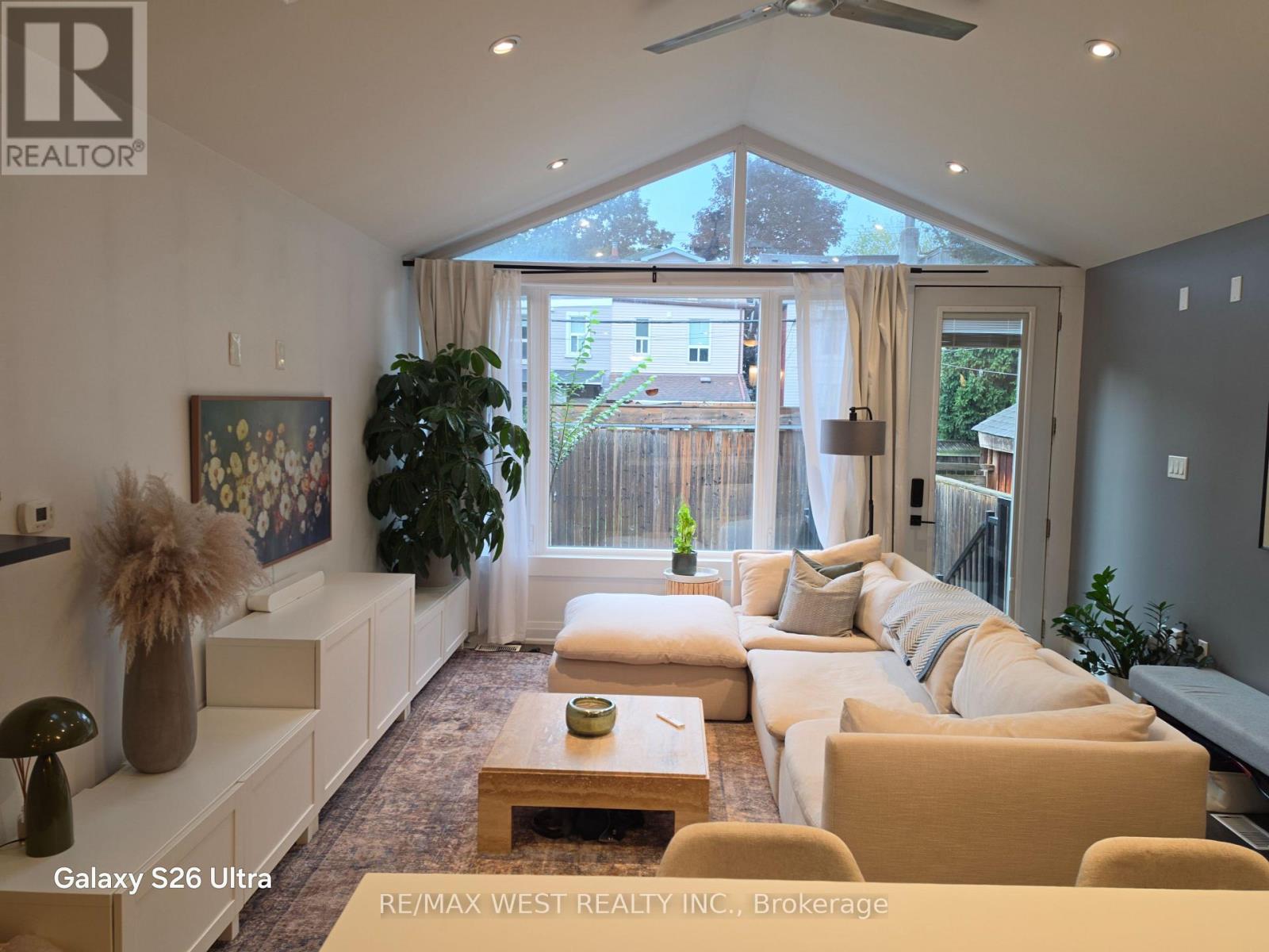 1 - 64 Galt Avenue, Toronto, Ontario  M4M 2Z1 - Photo 4 - E13781122