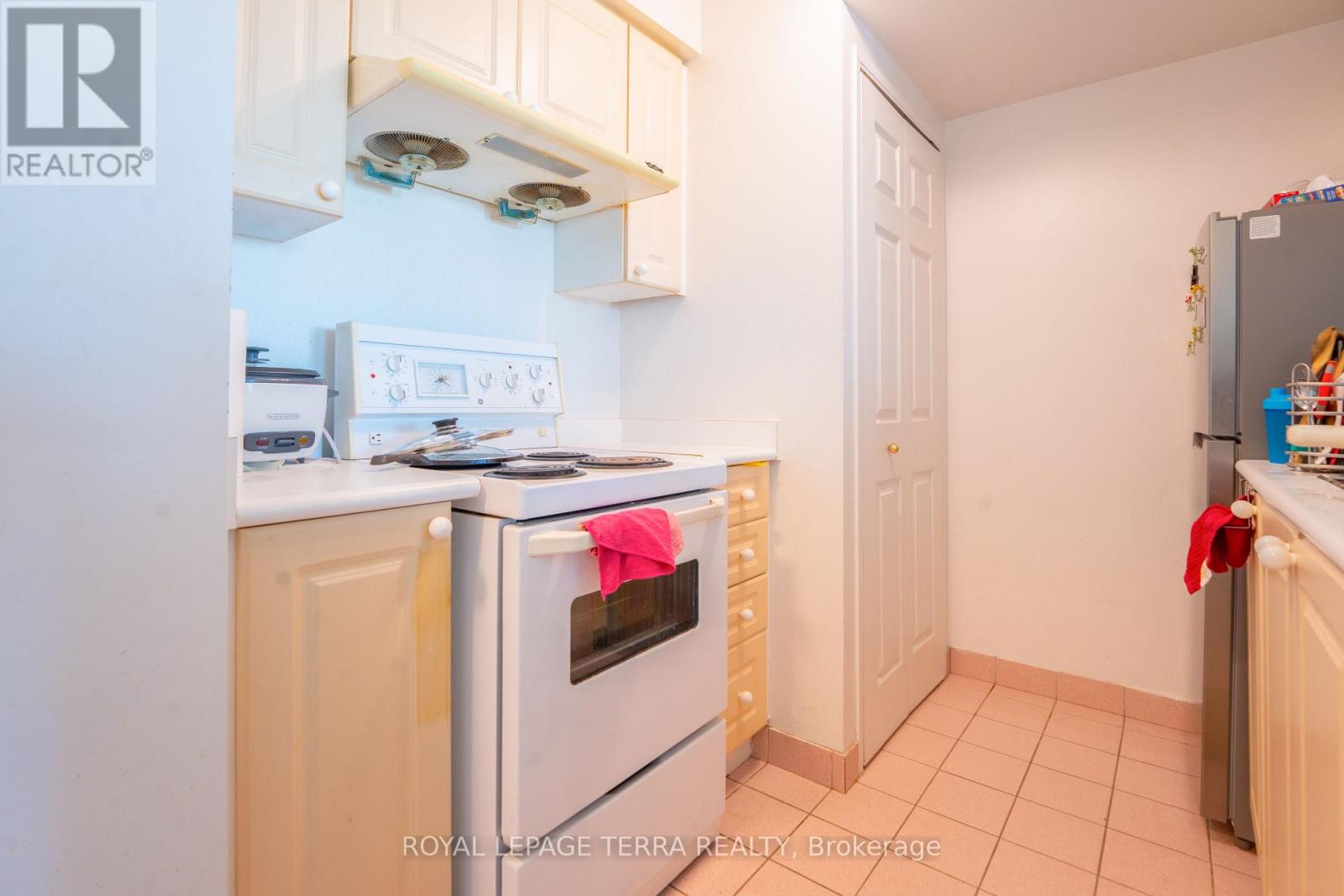 915 - 8 LEE CENTRE DRIVE