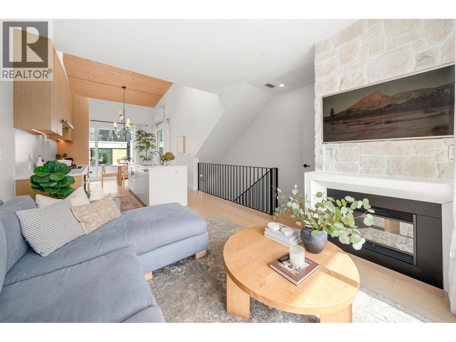 224 650 E 2nd Street, North Vancouver, British Columbia  V7L 1E3 - Photo 2 - R3164898