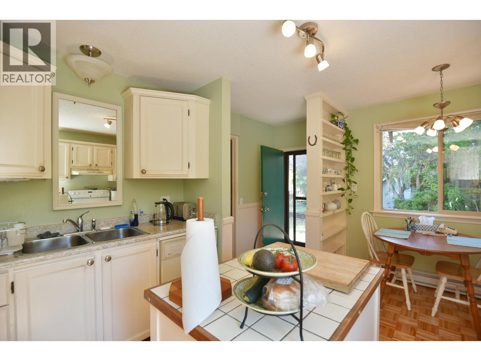 5749 Surf Circle, Sechelt, British Columbia  V0N 3A0 - Photo 10 - R3164890