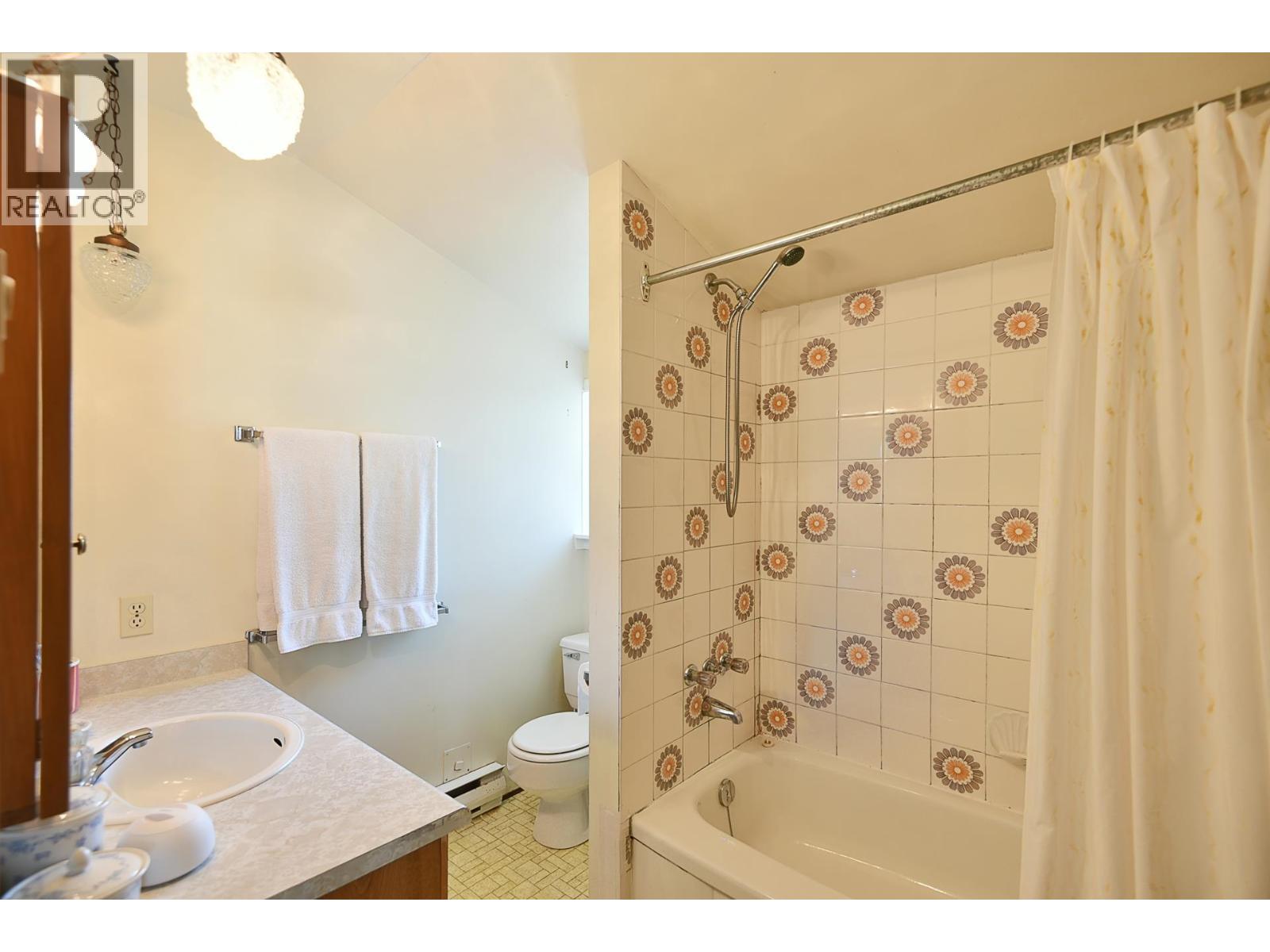5749 Surf Circle, Sechelt, British Columbia  V0N 3A0 - Photo 15 - R3164890