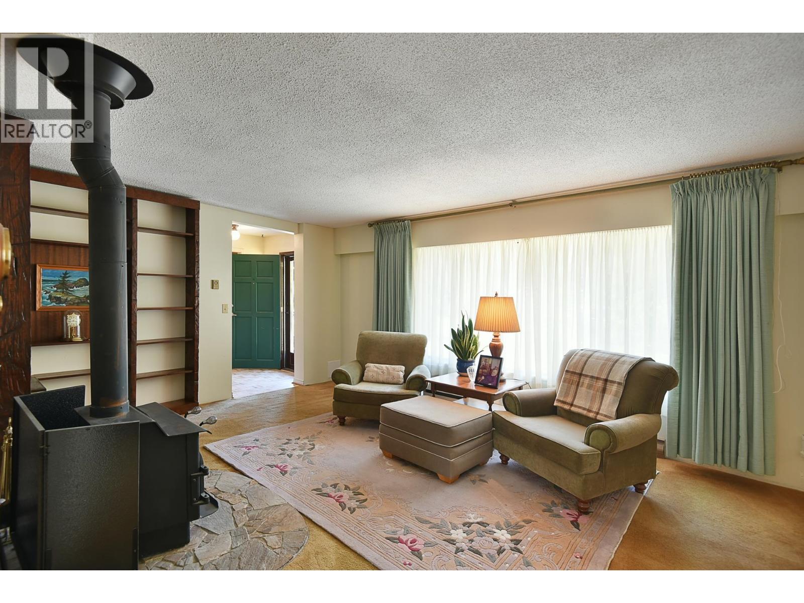5749 Surf Circle, Sechelt, British Columbia  V0N 3A0 - Photo 2 - R3164890