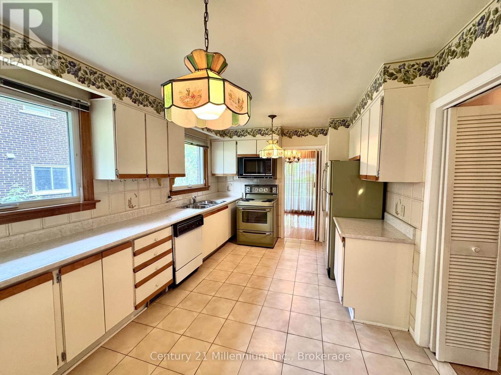 353 Chantenay Drive, Mississauga, Ontario  L5A 1E9 - Photo 8 - W13781086