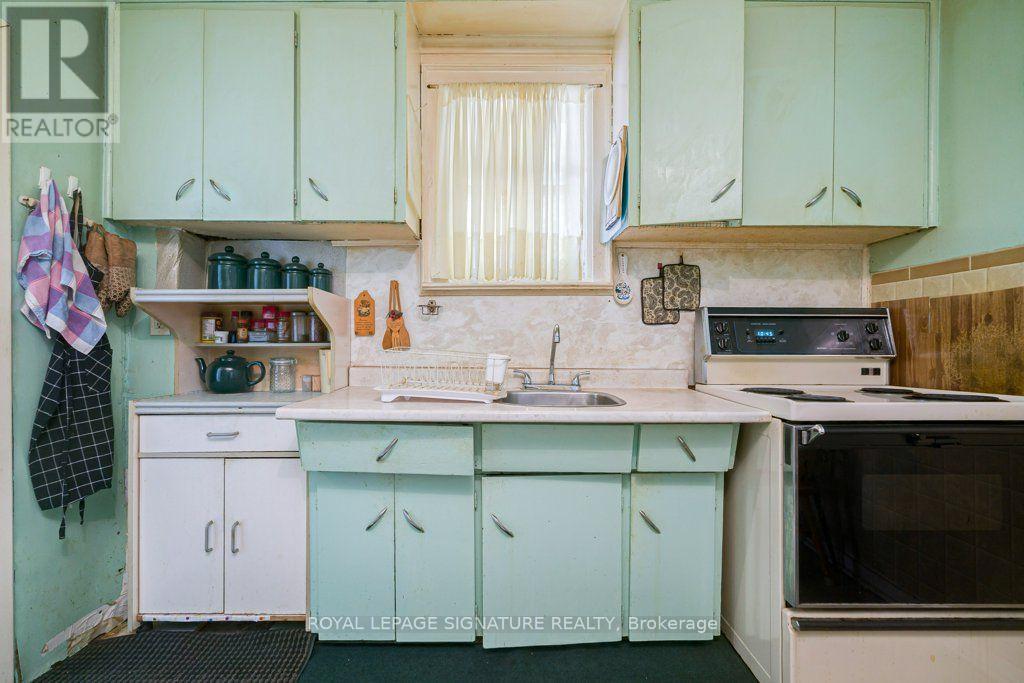 724 Vaughan Road, Toronto, Ontario  M6E 2Y9 - Photo 8 - C13692264