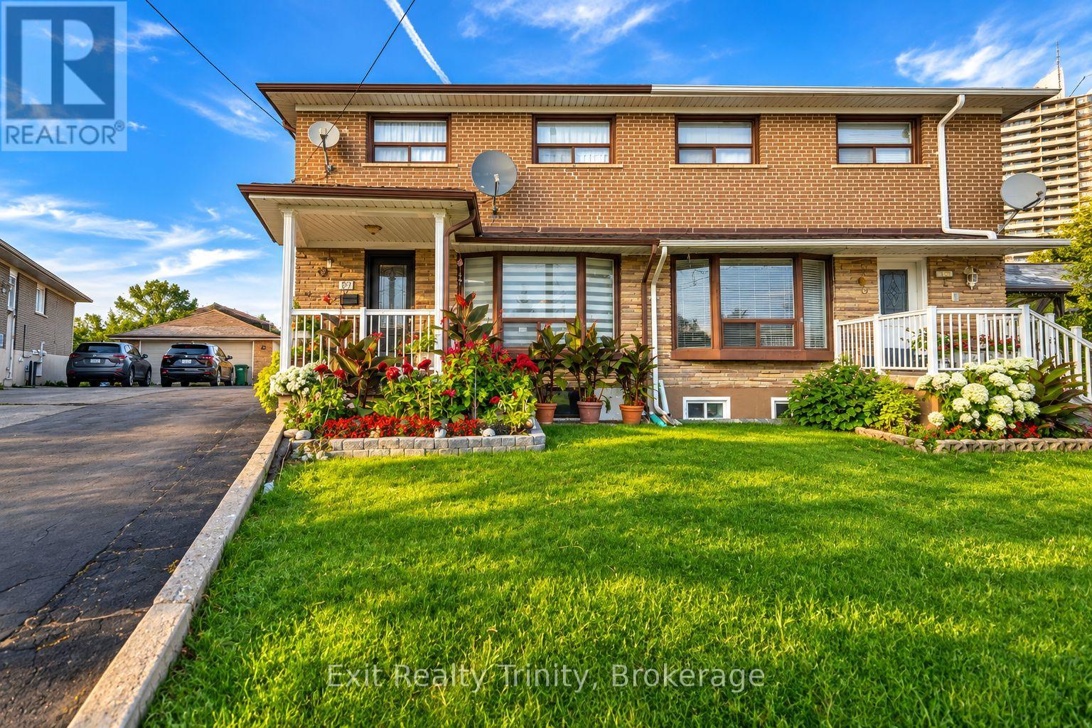 57 LINDYLOU ROAD, Toronto, Ontario