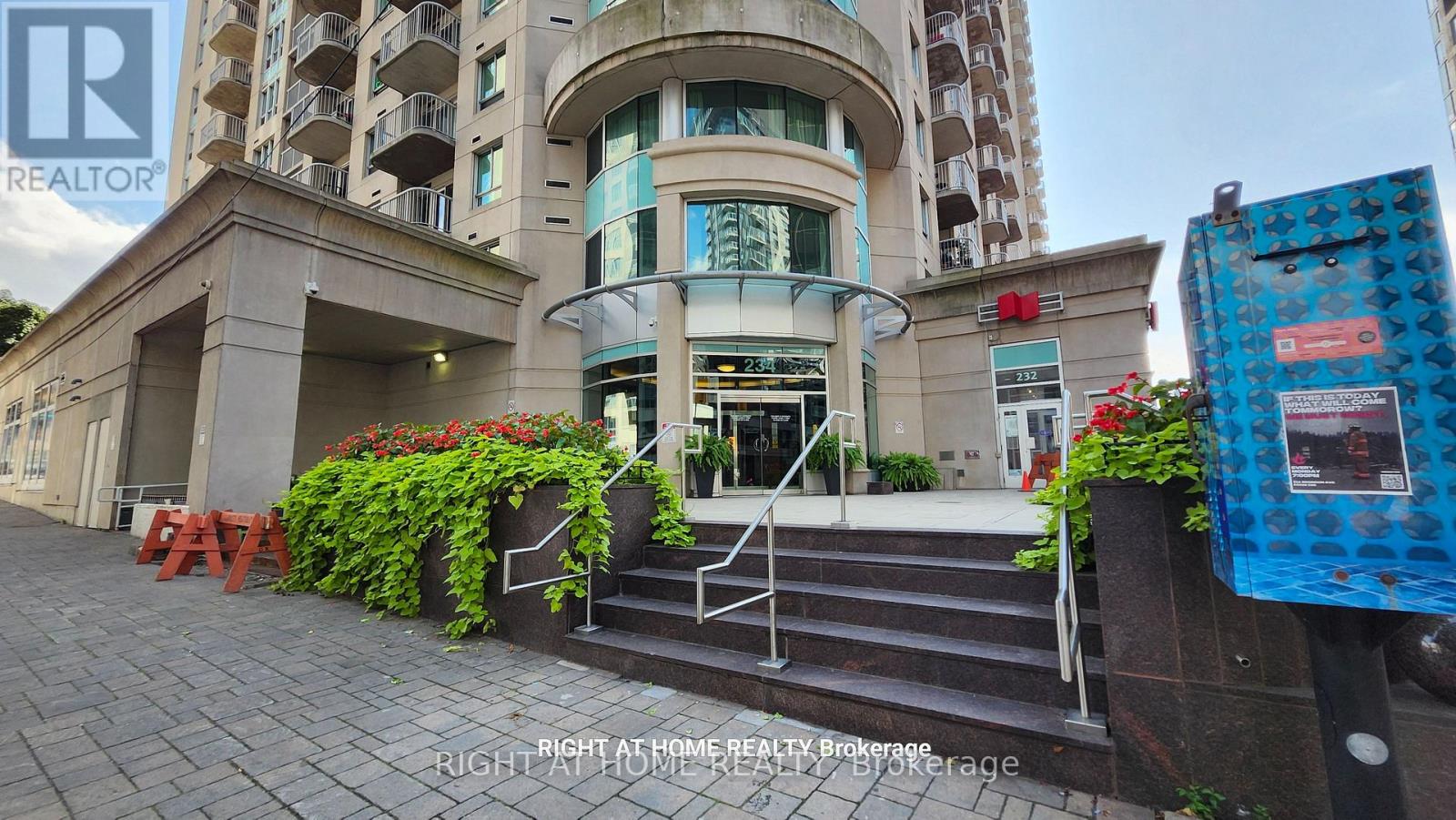 1104 - 234 Rideau Street, Ottawa, Ontario K1N 0A9 - Photo 2 - X13781362