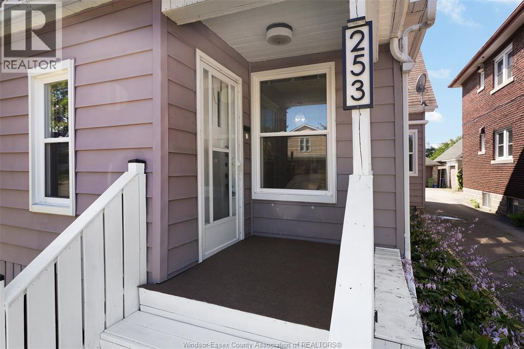 253 Pierre Avenue, Windsor, Ontario  N9A 2J6 - Photo 3 - 26022479