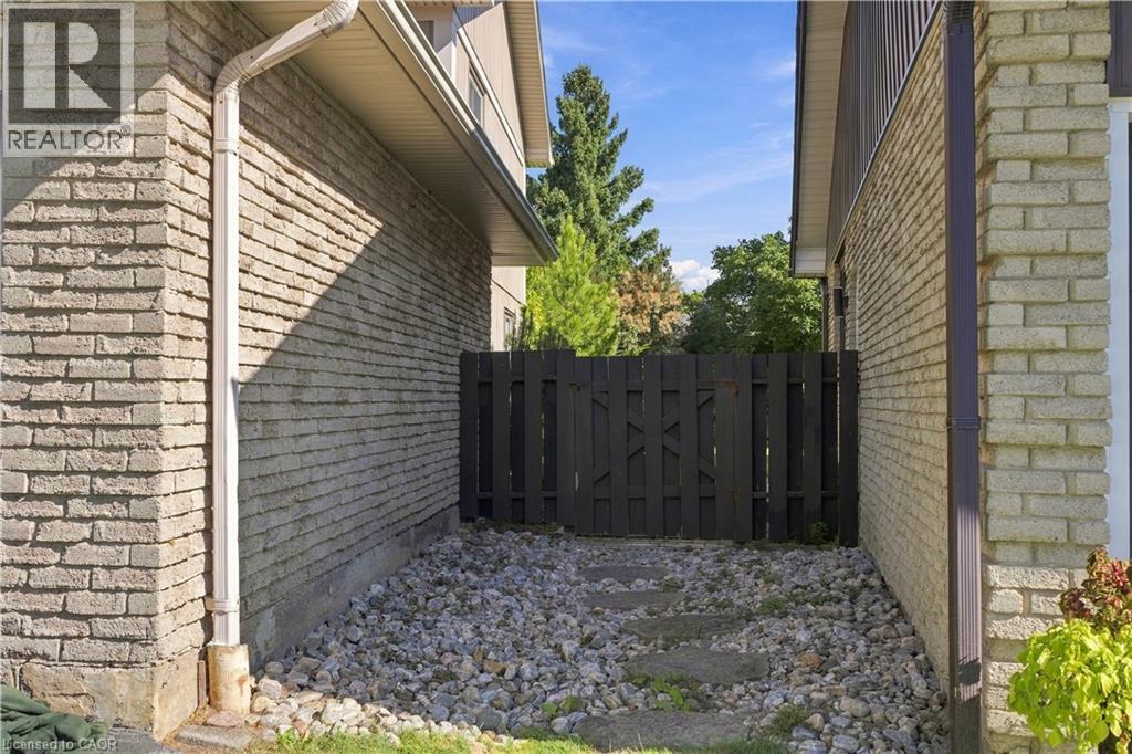 2390 Sinclair Circle, Burlington, Ontario  L7P 3C3 - Photo 39 - 40863224