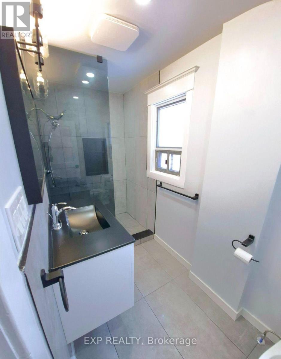 Upper - 137 Glenmore Road, Toronto, Ontario  M4L 3M2 - Photo 3 - E13781394