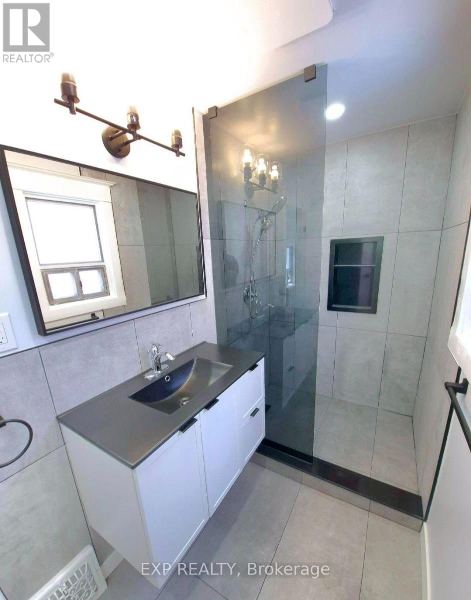 Upper - 137 Glenmore Road, Toronto, Ontario  M4L 3M2 - Photo 4 - E13781394