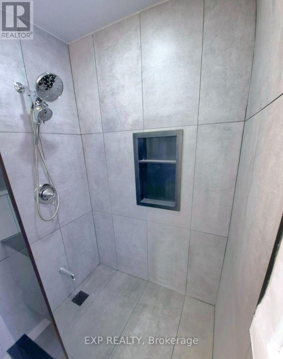 Upper - 137 Glenmore Road, Toronto, Ontario  M4L 3M2 - Photo 5 - E13781394