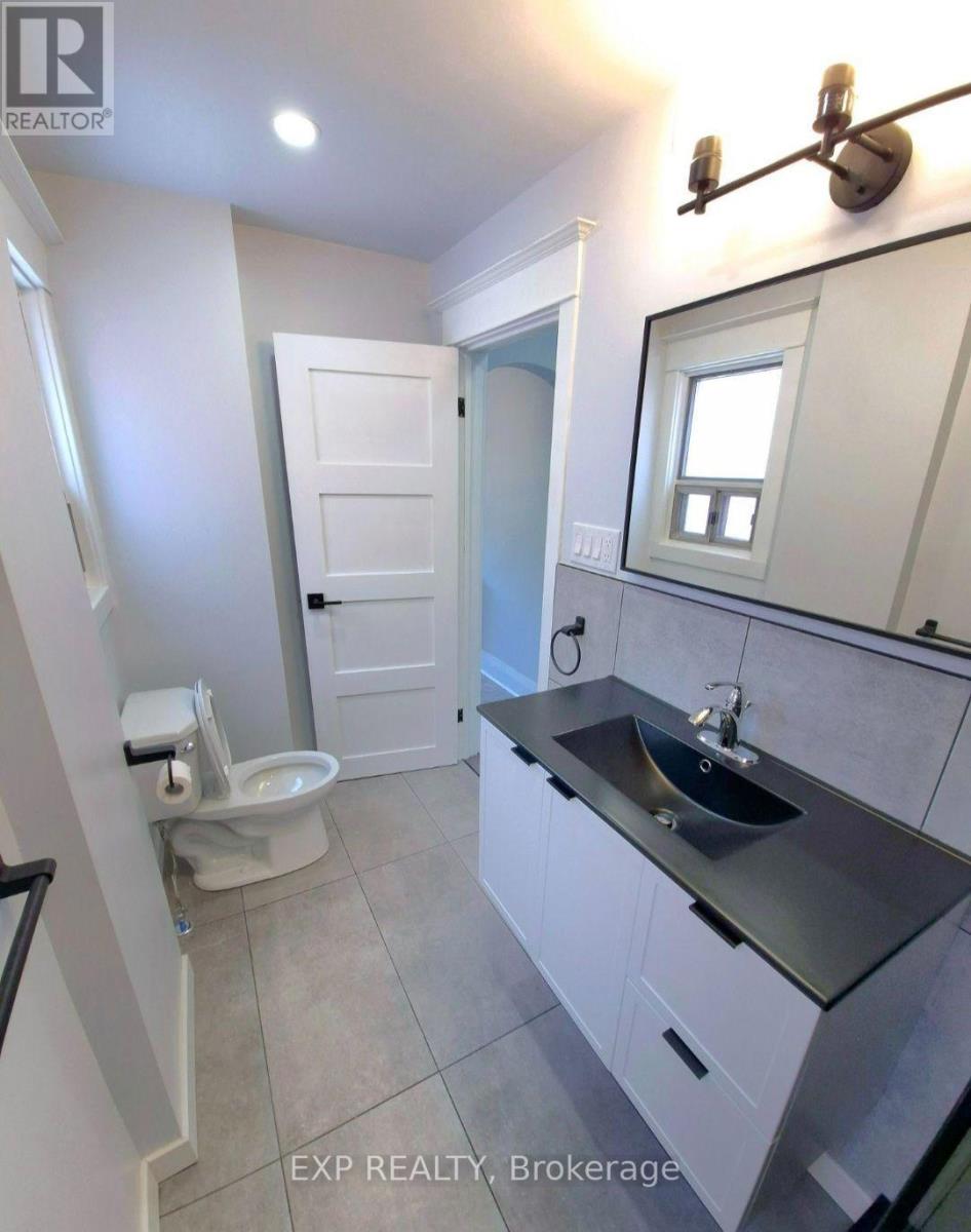 Upper - 137 Glenmore Road, Toronto, Ontario  M4L 3M2 - Photo 6 - E13781394