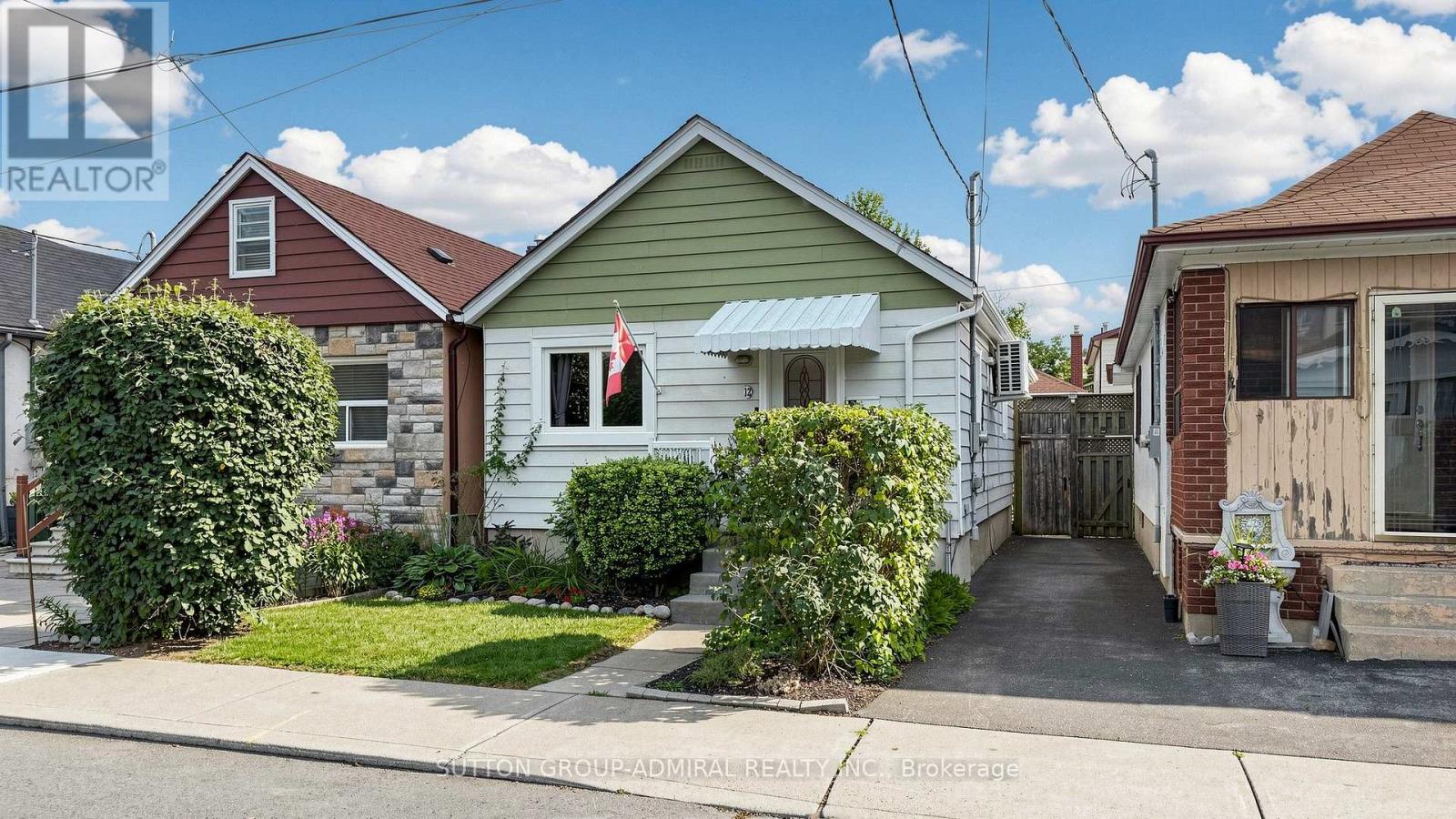 12 Laxis Avenue, Toronto, Ontario  M6M 2K5 - Photo 2 - W13781230