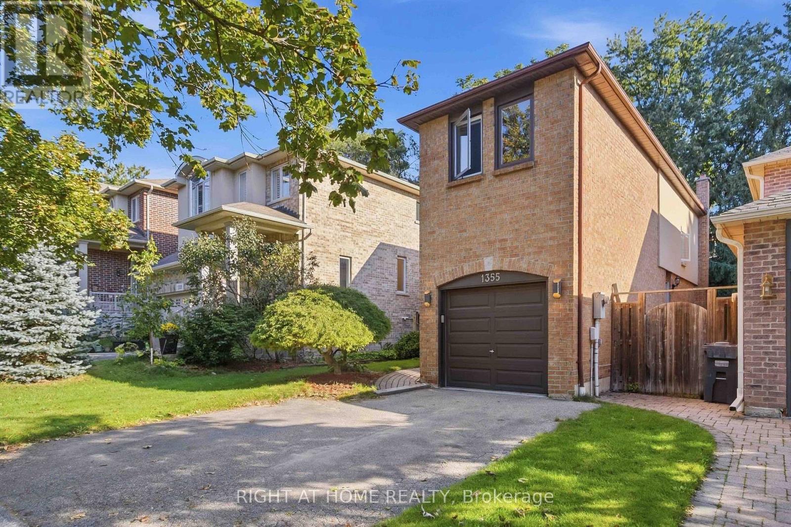 1355 Boulder Creek Crescent, Mississauga, Ontario  L5J 4N7 - Photo 2 - W13781470