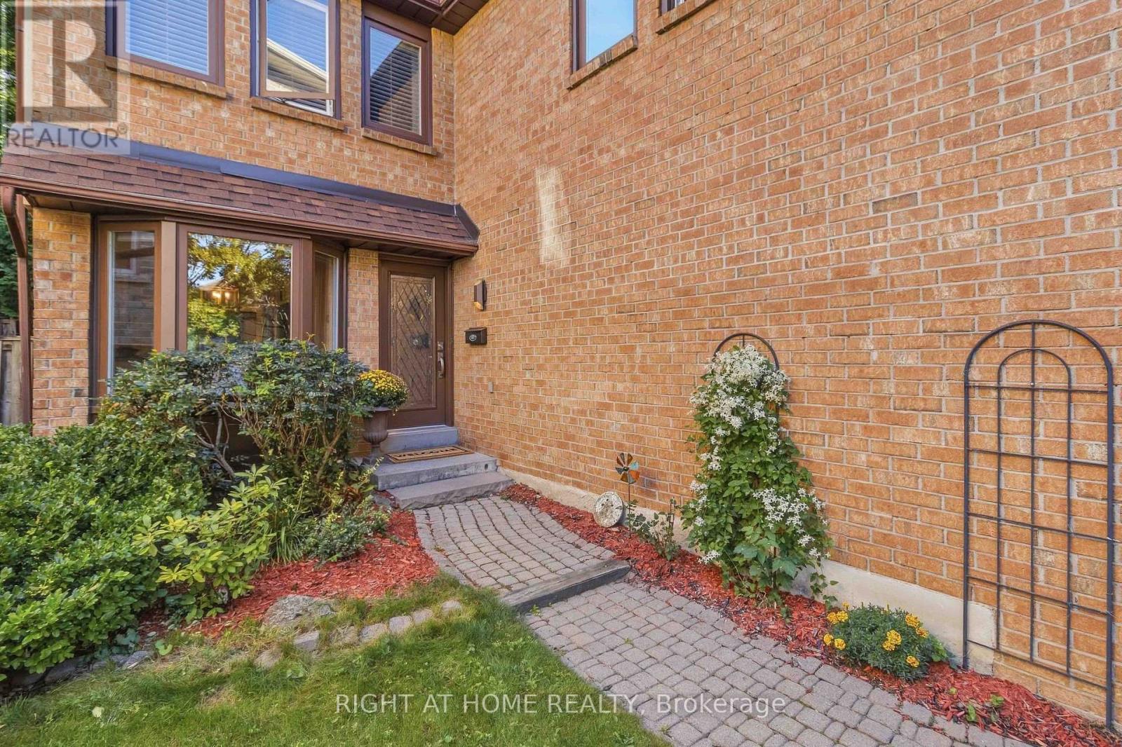 1355 Boulder Creek Crescent, Mississauga, Ontario  L5J 4N7 - Photo 4 - W13781470