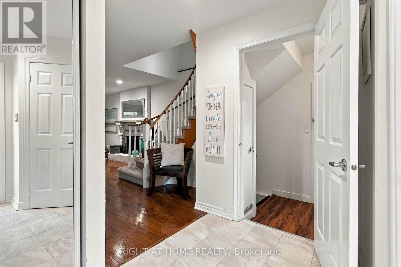 1355 Boulder Creek Crescent, Mississauga, Ontario  L5J 4N7 - Photo 5 - W13781470
