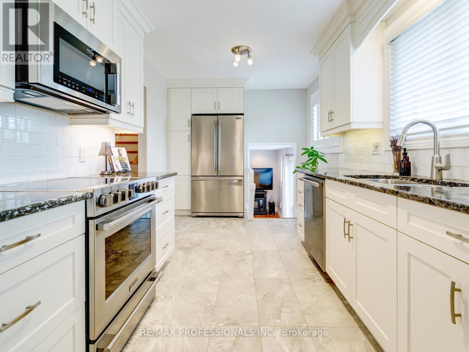 652 Meadow Lane, Burlington, Ontario  L7L 4R8 - Photo 10 - W13778122