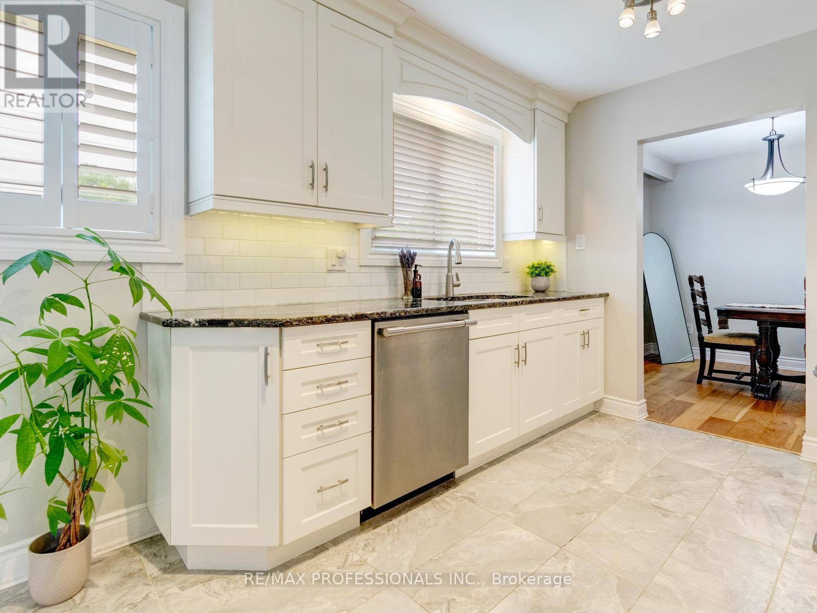 652 Meadow Lane, Burlington, Ontario  L7L 4R8 - Photo 9 - W13778122