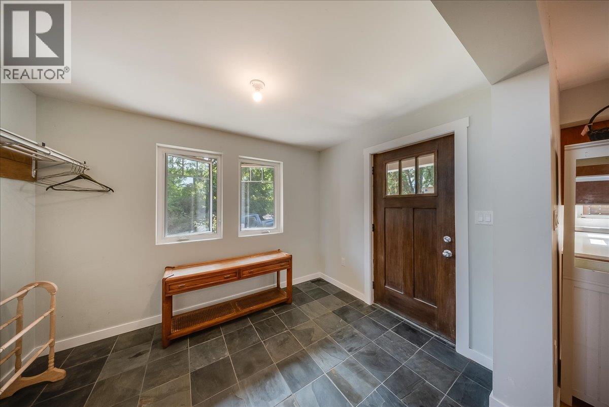 2460 Fourth Avenue, Rossland, British Columbia  V0G 1Y0 - Photo 4 - 10400638