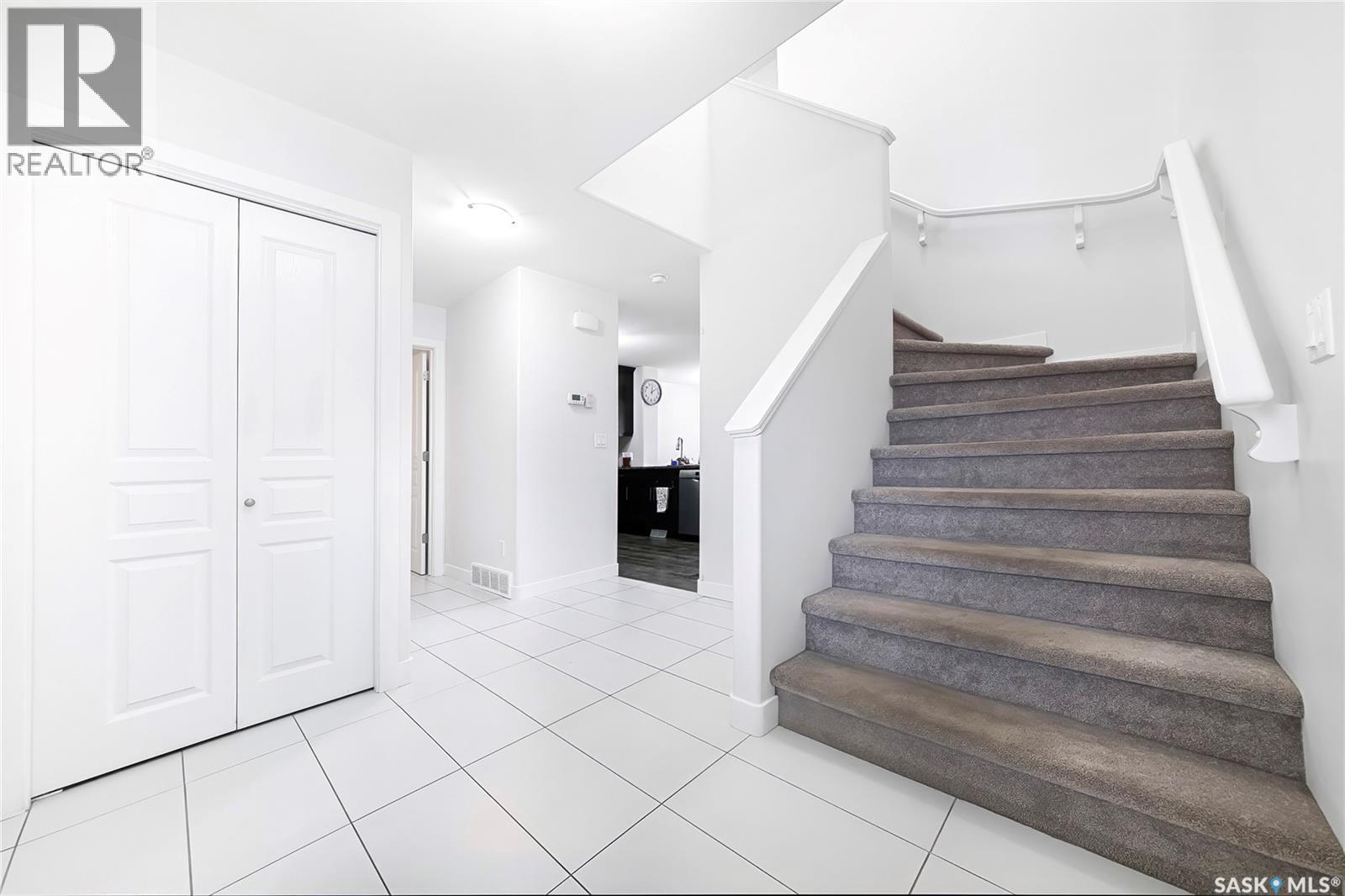 546 Kolynchuk Crescent, Saskatoon, Saskatchewan  S7T 0V9 - Photo 5 - SK048394