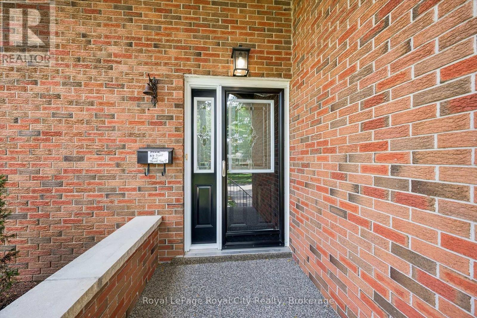 40 Bishop Court, Guelph, Ontario  N1G 2R9 - Photo 3 - X13781712