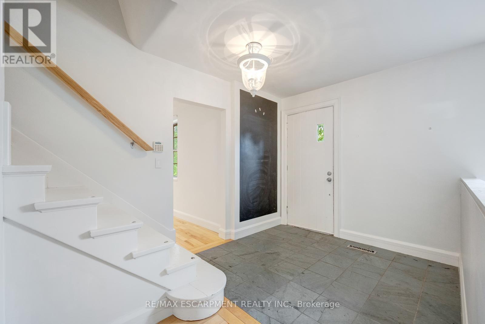 7 Washington Avenue, Oakville, Ontario  L6K 1W5 - Photo 3 - W13781814