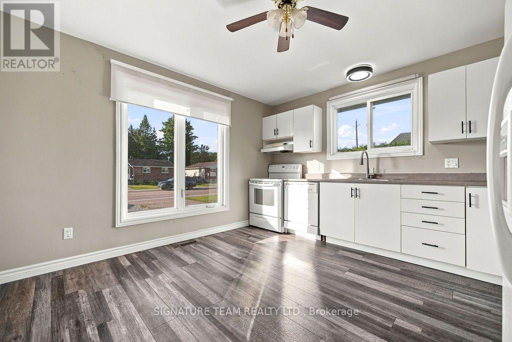 32 Herman Street, Petawawa, Ontario  K8H 1W2 - Photo 3 - X13781956