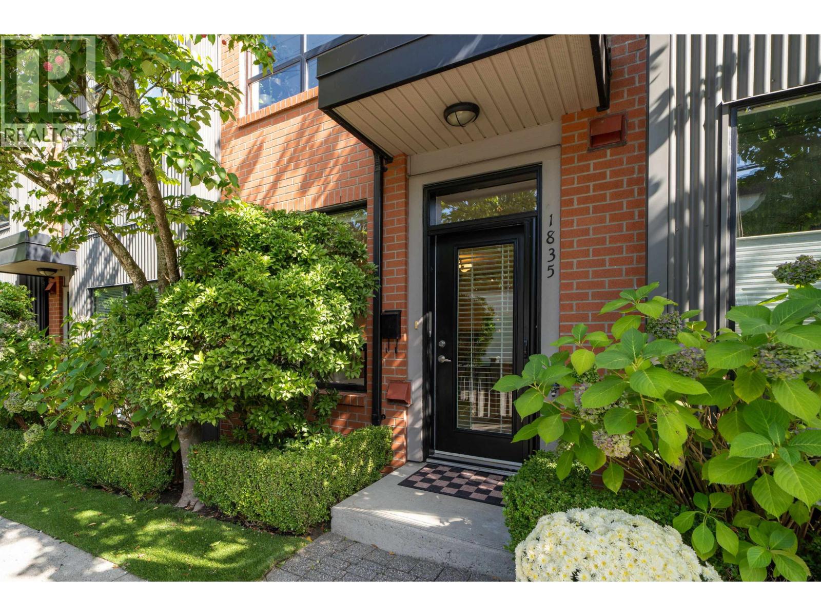 1835 Stainsbury Avenue, Vancouver, British Columbia V5N 2M6 - Photo 2 - R3165075