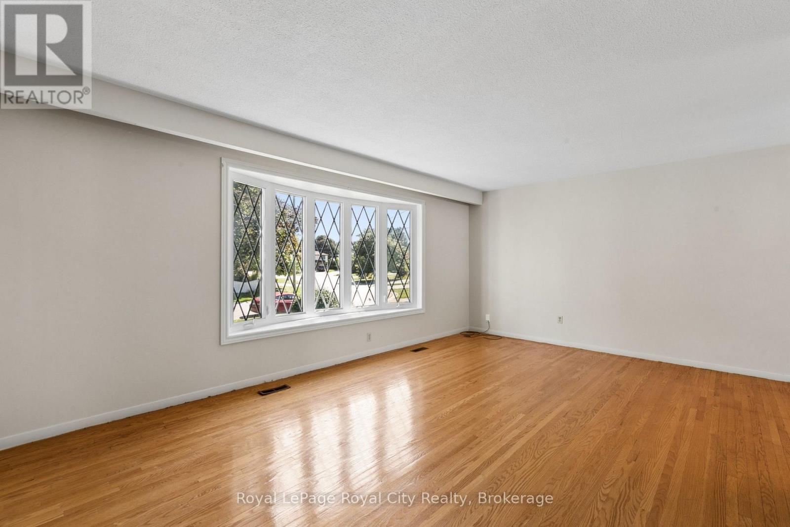 16 Heather Court, Halton Hills, Ontario  L7G 2R6 - Photo 4 - W13781946