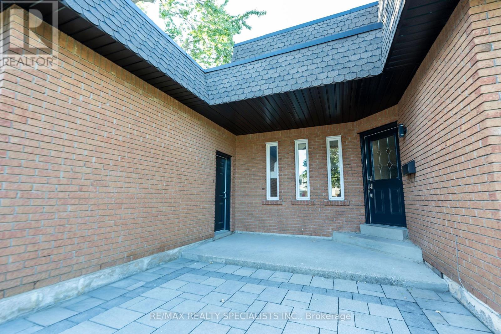 39 Parkside Drive, Brampton, Ontario  L6Y 2H2 - Photo 3 - W13781358