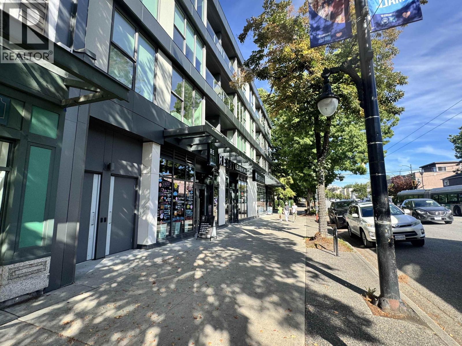 2525 W BROADWAY, vancouver, British Columbia