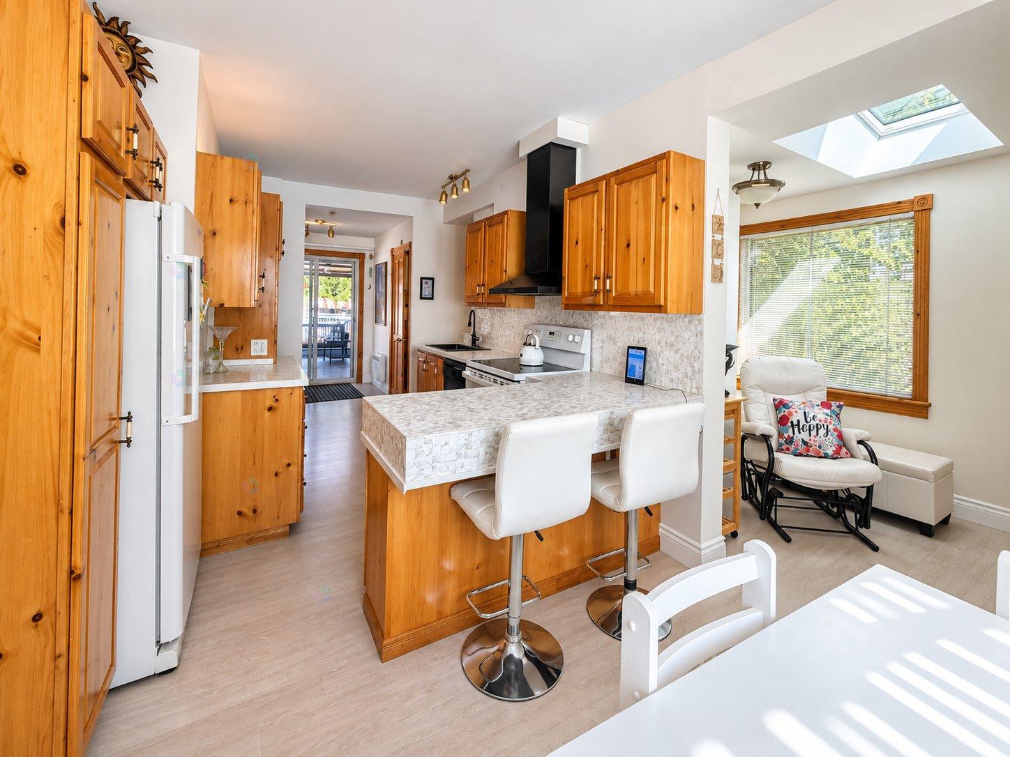 114-116 Rue Ste-Thérèse Cowansville Quebec Canada J2K1R6 5