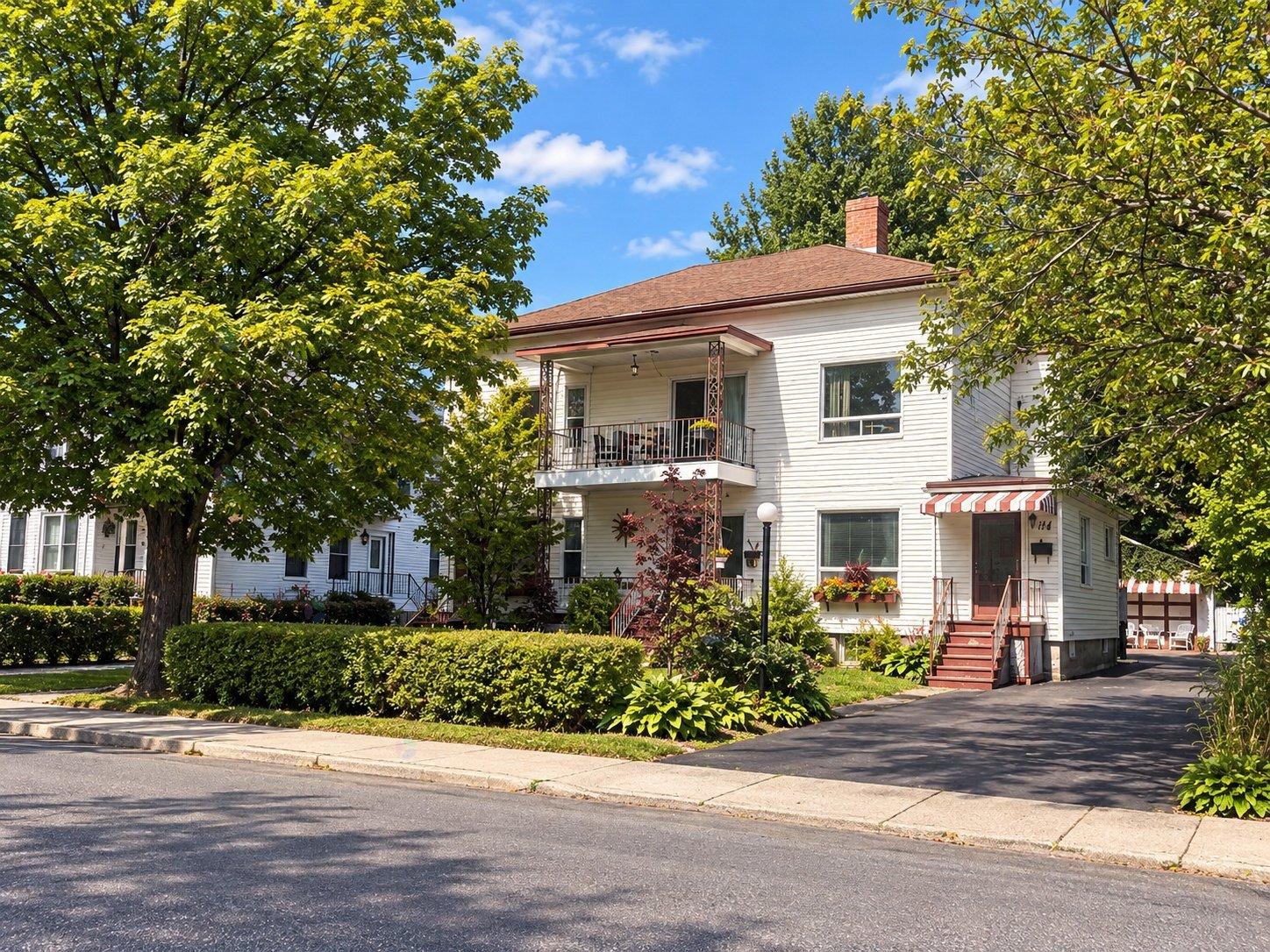 114-116 Rue Ste-Thérèse Cowansville Quebec Canada J2K1R6 2